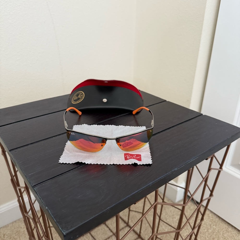 Woman’s Ray-Ban Sunglasses with Orange and Black Frames. Lens with Orange tint
